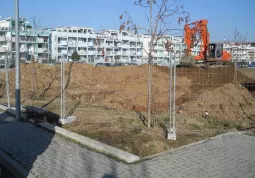 Si scava nel terreno di piazza Danteper costruire una vasca che servirà all’irrigazione dei giardini e dello spazio verde